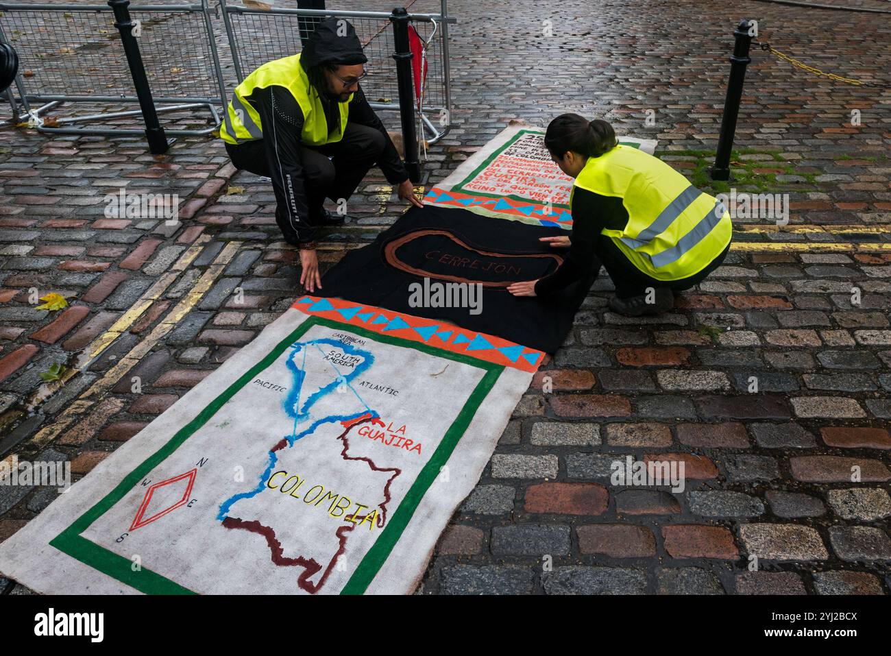 London, Großbritannien. Oktober 2017. Ein Demonstrant aus Kolumbien trägt einen traditionellen Kopfschmuck vor dem QEII-Zentrum in Westminster, wo die Hauptversammlung des globalen Bergbauriesen von BHP stattfindet. Zu den Demonstranten gehörten Vertreter der Gemeinden aus Arizona, USA, Cerrejon, Kolumbien und Minas Gerais, Brasilien, die gegen die Bergbauaktivitäten von BHP waren, die soziale und ökologische Zerstörung in ihren Gebieten verursachen. Die Katastrophe am Samarco-Staudamm in Brasilien hat riesige Gebiete verschmutzt, 25 Gemeinden werden gewaltsam vertrieben, um BHP's riesige Expansionspläne für das Kohlefeld von Cerrejon zu ermöglichen, das ein Drittel der in Großbritannien verbrannten Kohle liefert Stockfoto