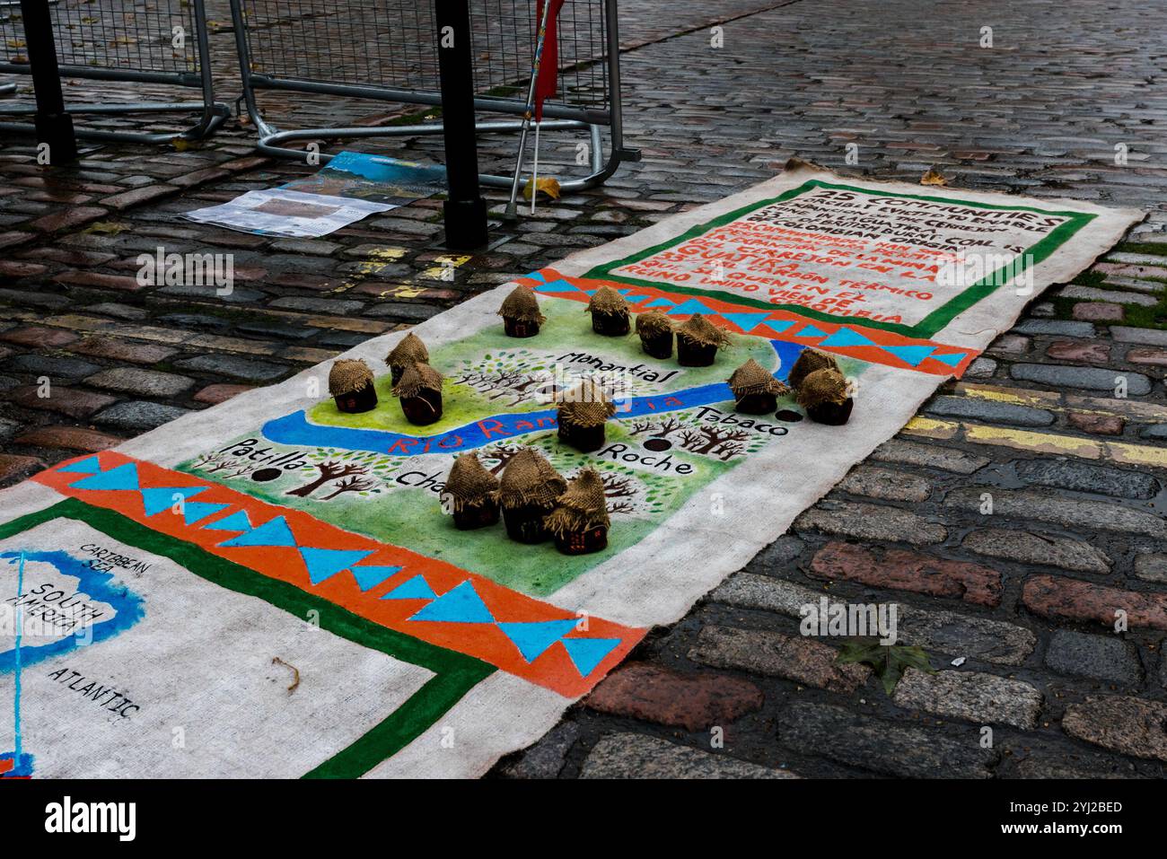 London, Großbritannien. Oktober 2017. Ein Demonstrant aus Kolumbien trägt einen traditionellen Kopfschmuck vor dem QEII-Zentrum in Westminster, wo die Hauptversammlung des globalen Bergbauriesen von BHP stattfindet. Zu den Demonstranten gehörten Vertreter der Gemeinden aus Arizona, USA, Cerrejon, Kolumbien und Minas Gerais, Brasilien, die gegen die Bergbauaktivitäten von BHP waren, die soziale und ökologische Zerstörung in ihren Gebieten verursachen. Die Katastrophe am Samarco-Staudamm in Brasilien hat riesige Gebiete verschmutzt, 25 Gemeinden werden gewaltsam vertrieben, um BHP's riesige Expansionspläne für das Kohlefeld von Cerrejon zu ermöglichen, das ein Drittel der in Großbritannien verbrannten Kohle liefert Stockfoto
