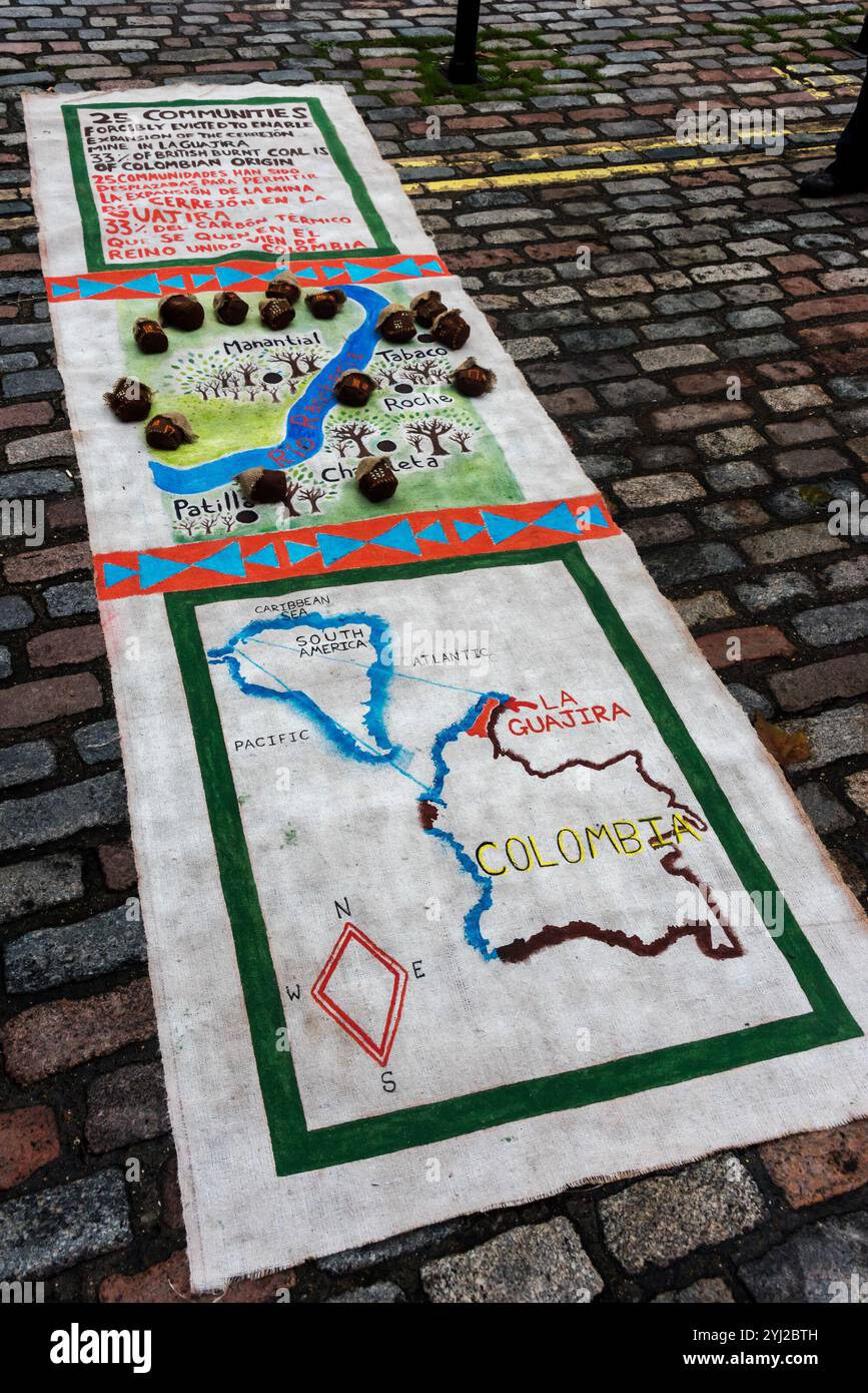 London, Großbritannien. Oktober 2017. Ein Demonstrant aus Kolumbien trägt einen traditionellen Kopfschmuck vor dem QEII-Zentrum in Westminster, wo die Hauptversammlung des globalen Bergbauriesen von BHP stattfindet. Zu den Demonstranten gehörten Vertreter der Gemeinden aus Arizona, USA, Cerrejon, Kolumbien und Minas Gerais, Brasilien, die gegen die Bergbauaktivitäten von BHP waren, die soziale und ökologische Zerstörung in ihren Gebieten verursachen. Die Katastrophe am Samarco-Staudamm in Brasilien hat riesige Gebiete verschmutzt, 25 Gemeinden werden gewaltsam vertrieben, um BHP's riesige Expansionspläne für das Kohlefeld von Cerrejon zu ermöglichen, das ein Drittel der in Großbritannien verbrannten Kohle liefert Stockfoto