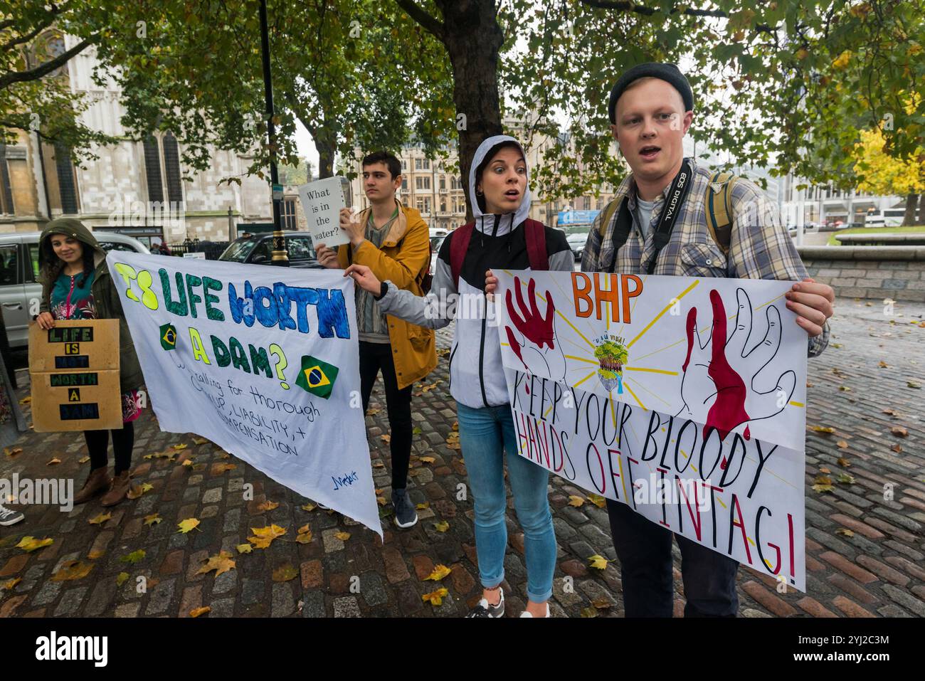 London, Großbritannien. Oktober 2017. Ein Demonstrant aus Kolumbien trägt einen traditionellen Kopfschmuck vor dem QEII-Zentrum in Westminster, wo die Hauptversammlung des globalen Bergbauriesen von BHP stattfindet. Zu den Demonstranten gehörten Vertreter der Gemeinden aus Arizona, USA, Cerrejon, Kolumbien und Minas Gerais, Brasilien, die gegen die Bergbauaktivitäten von BHP waren, die soziale und ökologische Zerstörung in ihren Gebieten verursachen. Die Katastrophe am Samarco-Staudamm in Brasilien hat riesige Gebiete verschmutzt, 25 Gemeinden werden gewaltsam vertrieben, um BHP's riesige Expansionspläne für das Kohlefeld von Cerrejon zu ermöglichen, das ein Drittel der in Großbritannien verbrannten Kohle liefert Stockfoto
