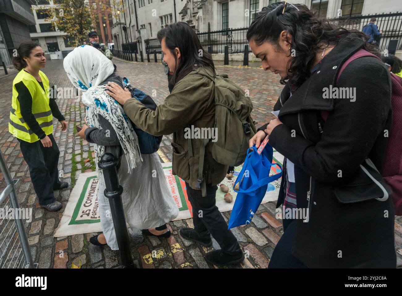 London, Großbritannien. Oktober 2017. Ein Demonstrant aus Kolumbien trägt einen traditionellen Kopfschmuck vor dem QEII-Zentrum in Westminster, wo die Hauptversammlung des globalen Bergbauriesen von BHP stattfindet. Zu den Demonstranten gehörten Vertreter der Gemeinden aus Arizona, USA, Cerrejon, Kolumbien und Minas Gerais, Brasilien, die gegen die Bergbauaktivitäten von BHP waren, die soziale und ökologische Zerstörung in ihren Gebieten verursachen. Die Katastrophe am Samarco-Staudamm in Brasilien hat riesige Gebiete verschmutzt, 25 Gemeinden werden gewaltsam vertrieben, um BHP's riesige Expansionspläne für das Kohlefeld von Cerrejon zu ermöglichen, das ein Drittel der in Großbritannien verbrannten Kohle liefert Stockfoto