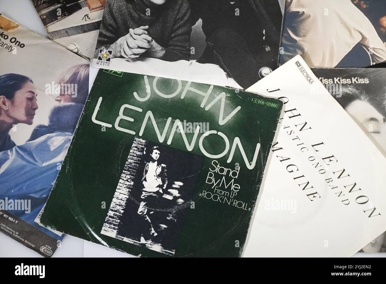 HAMBURG, 22. Juni 2024: Musikausstellung - John Lennon Music Cover; Stand by Me Stockfoto