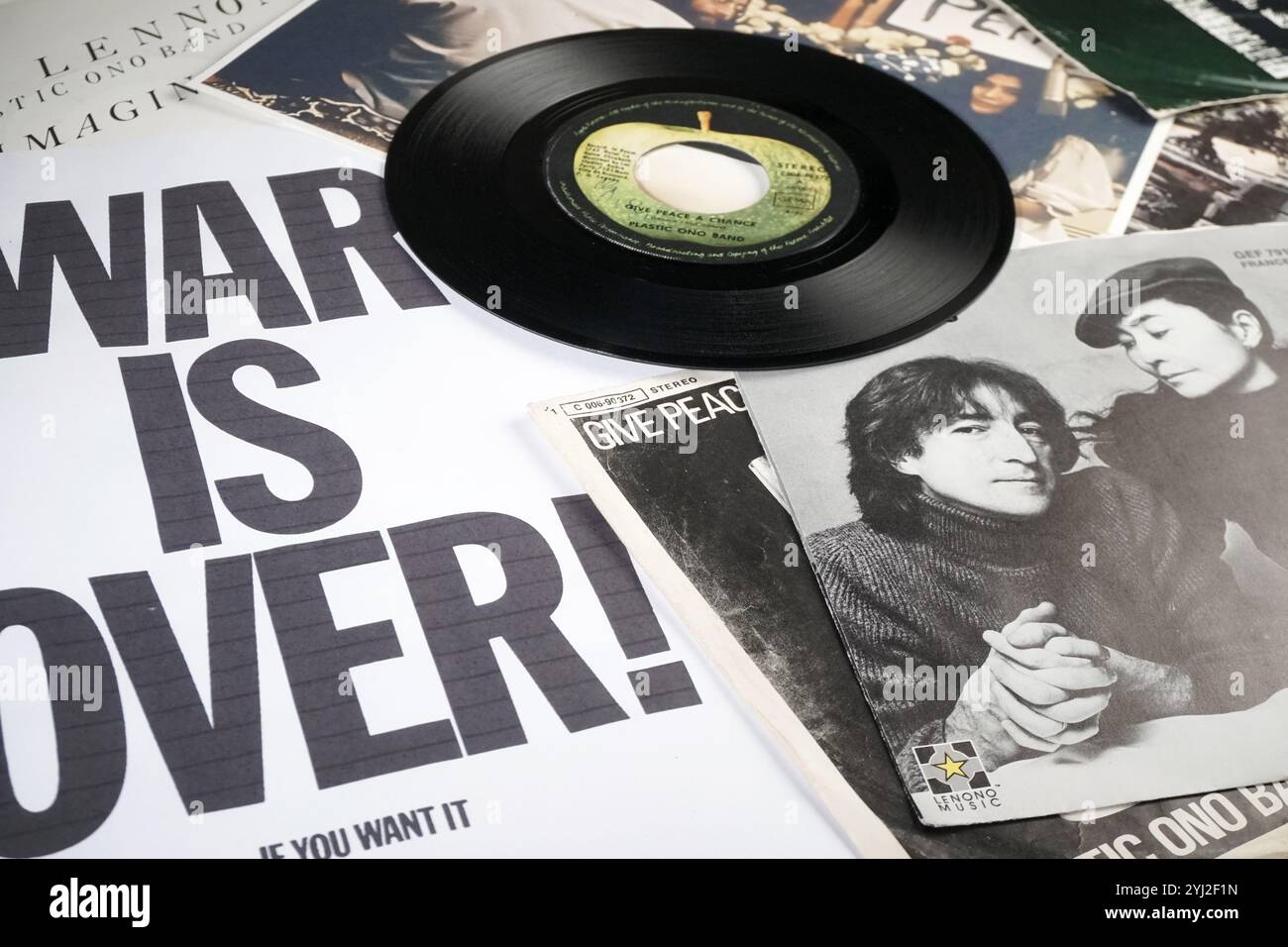 HAMBURG, 22. Juni 2024: Musikausstellung - John Lennon Music Cover;s war Is Over - Give Peace a Chance Stockfoto