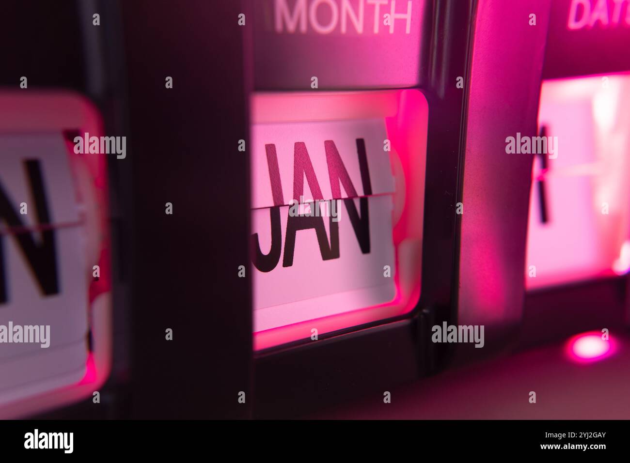 1. Januar auf Flip-Kalenderuhr in rosa Licht Stockfoto