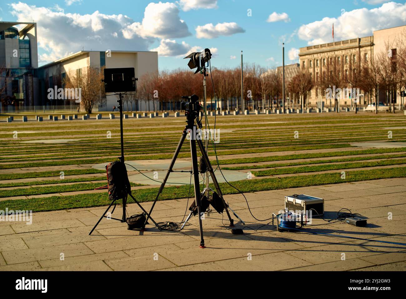 Professionelle Kameraausrüstung im Freien in der Nähe des Reichstagsgebäudes an einem sonnigen Tag mit klarem Himmel in Berlin, Deutschland Stockfoto