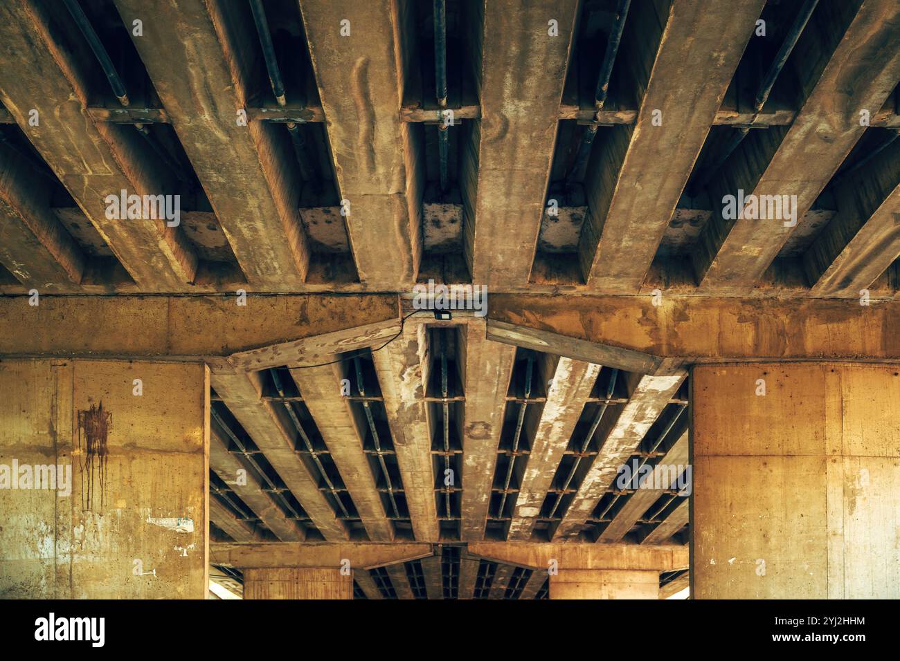 Niedriger Winkel auf den unteren Teil einer alten Betonbrücke, Beispiel für brutalistischen Architekturstil, Wahlfokus Stockfoto