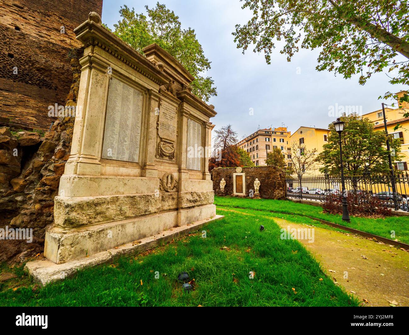 Denkmal für die Gefallenen der Esquilin, Viminale und Macao im Ersten Weltkrieg in der Nähe des Nymphaeums von Alexander Severus in Rom, Italien Stockfoto