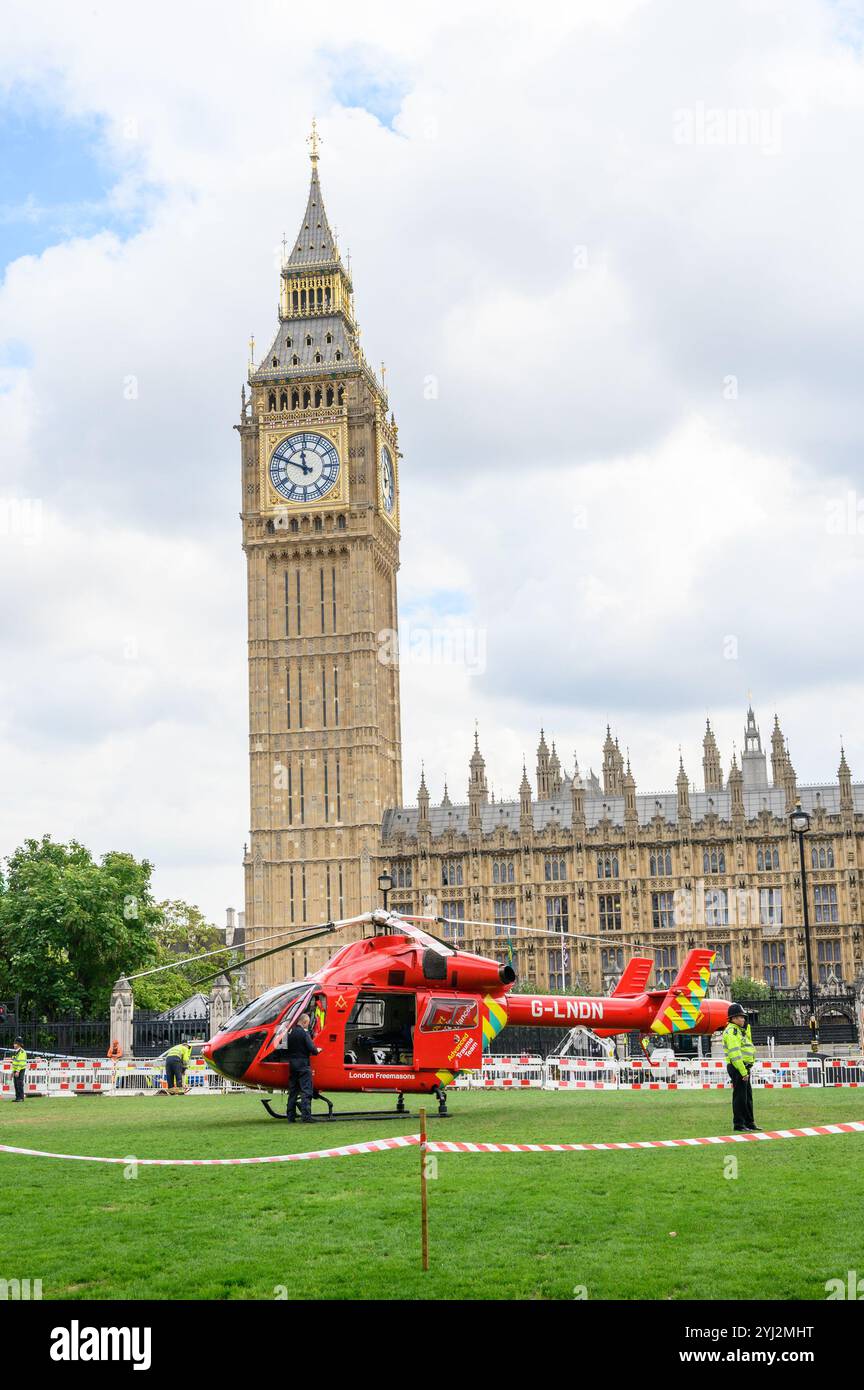 London, Großbritannien. Luftarztwagen, der nach einem schweren Vorfall am Parlamentsplatz in den Rettungsdienst einsteigt. September 2024 Stockfoto