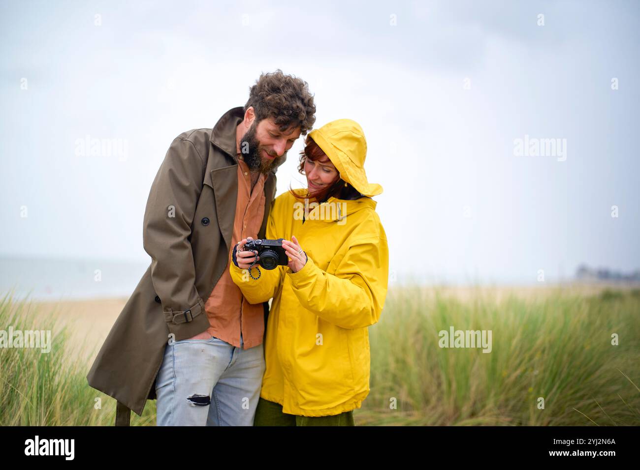Ein paar Rezensionen Fotos auf einer Kamera zusammen am Strand an einem bewölkten Tag, Belgien Stockfoto