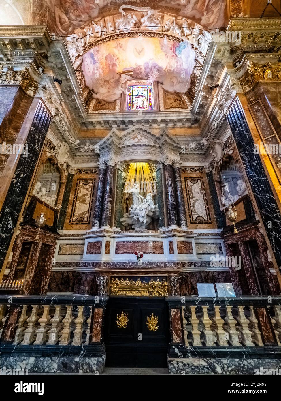 Die Ekstase der Heiligen Teresa in der Kapelle der Heiligen Teresa von Jesus von Gian Lorenzo Bernini in der Kirche Santa Maria della Vittoria in Rom, Italien Stockfoto