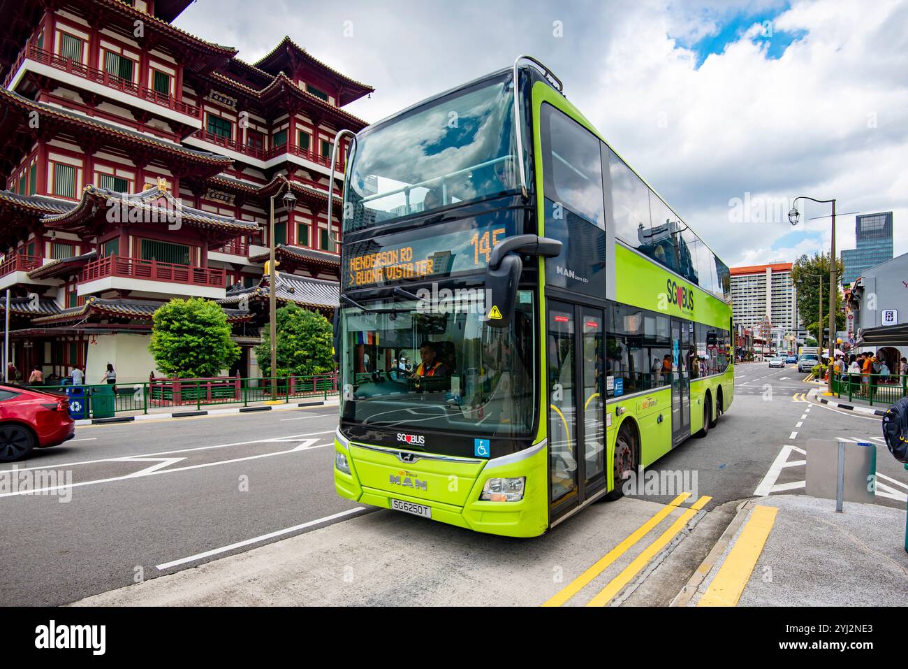 Ein Singapur Bus am Buddha Tooth Relic Temple. Mehr als 576 Linienbusse verkehren in und um Singapur über eine Reihe von Dienstanbietern. Stockfoto