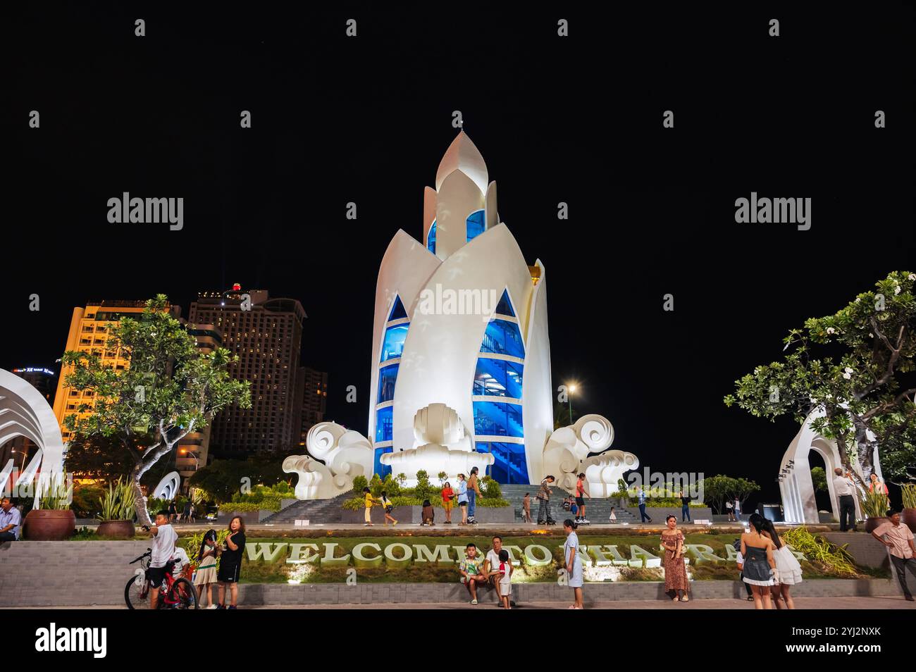 Beliebte Touristenattraktion ist der Lotus Tower oder Thap Tram Huong Tower auf dem zentralen Platz bei Nacht in Asien. Nha Trang, Vietnam - 2. September 2024 Stockfoto