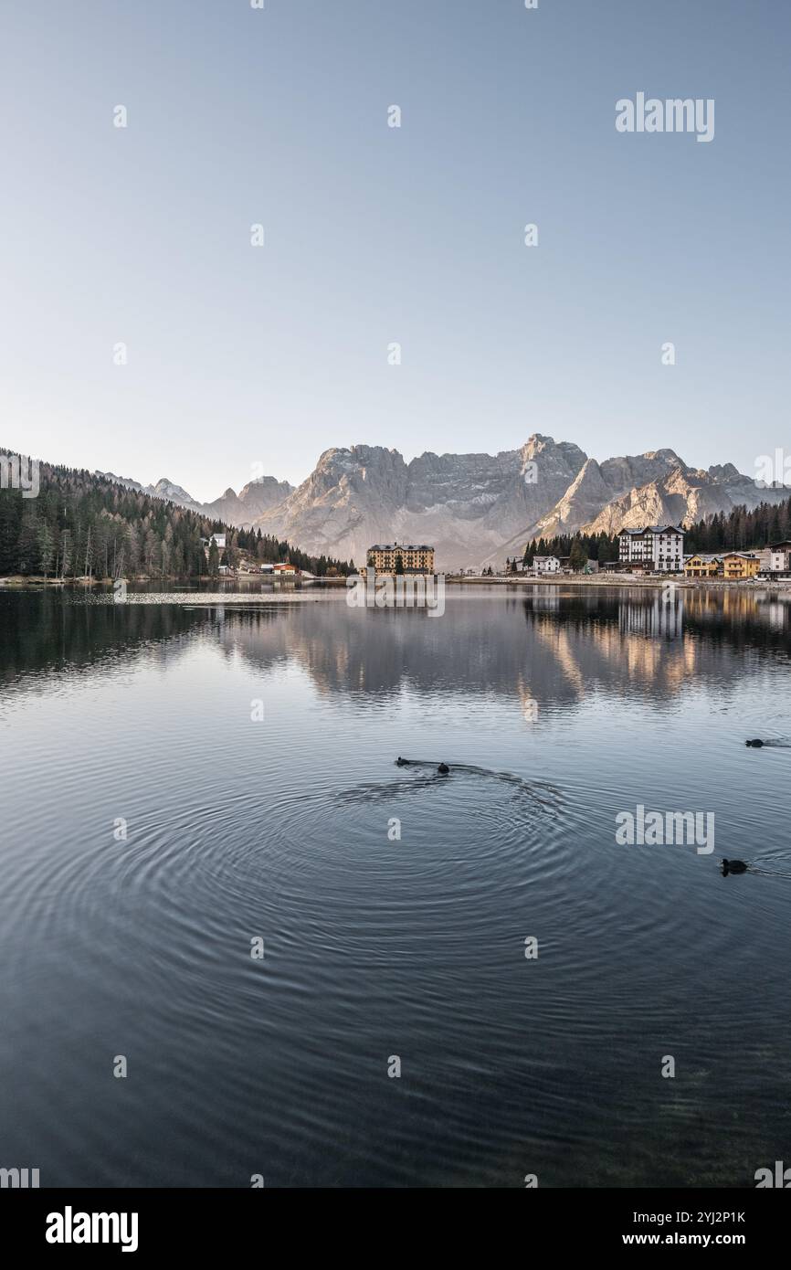 Blick auf den Misurinasee und dem Kurheim 'Instiuto IO XII', das einzige italienische Exzellenzzentrum für Diagnose, Höhenkur und Rehabilitation pädiatrischer Atemwegserkrankungen, und der Sorapiss-Gruppe an der Südseite des Sees zu SOnnenaufgang im Herbst am 08.11.2024. // Blick auf den Misurinasee und das Kurheim, das einzige italienische Exzellenzzentrum für Diagnostik, Höhenbehandlung und Rehabilitation kindlicher Atemwegserkrankungen, und die Sorapiss-Gruppe auf der Südseite des Sees bei Sonnenaufgang im Herbst am 8. November 2024. // - 20241108 PD13038 Stockfoto