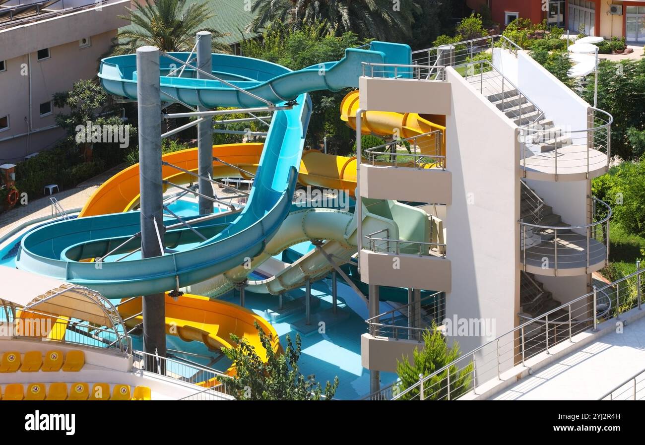 ANTALYA, TÜRKEI - 25. AUGUST 2020: Komplex von Wasserrutschen und Attraktionen in einem Resort-Hotel an einem sonnigen Sommertag in Antalya, Türkei Stockfoto