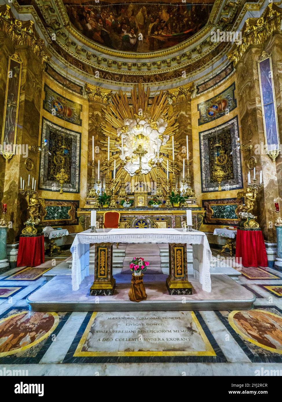 Hauptaltar in der Kirche Santa Maria della Vittoria - Rom, Italien Stockfoto
