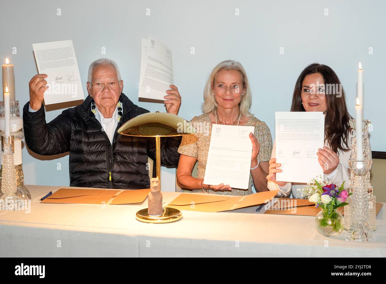 Oslo 20241112. Thor Heyerdahls Enkelin Liv Heyerdahl (in der Mitte) zusammen mit Koro Carlos Edmunds Paoa und Nélida Pozo Kudo nach der Unterzeichnung der Dokumente anlässlich der Rückgabe von Überresten aus dem Kon-Tiki-Museum auf die Osterinsel am Dienstag. Foto: Terje Pedersen / NTB Stockfoto Oslo 20241112. Thor Heyerdahls Enkelin Liv Heyerdahl (in der Mitte) zusammen mit Koro Carlos Edmunds Paoa und Nélida Pozo Kudo nach der Unterzeichnung der Dokumente anlässlich der Rückgabe von Überresten aus dem Kon-Tiki-Museum auf die Osterinsel am Dienstag. Foto: Terje Pedersen / NTB Stockfoto