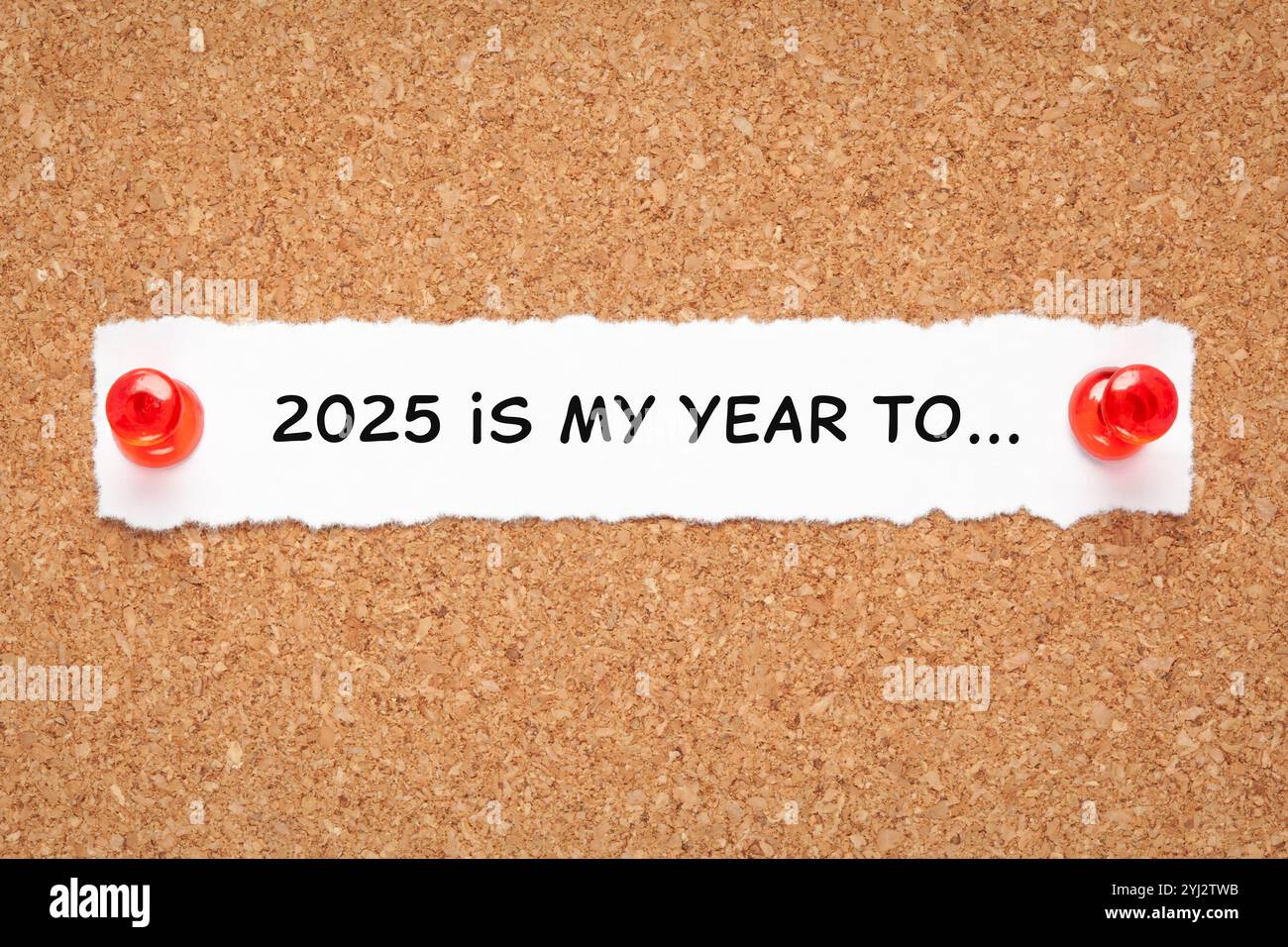 Inspirierende Neujahrsauflösungen 2025 Konzept mit Überschrift 2025 ist mein Jahr, in dem ich auf ein weißes Papier geschrieben habe, das an eine Kork-Pinnwand geheftet ist. Stockfoto
