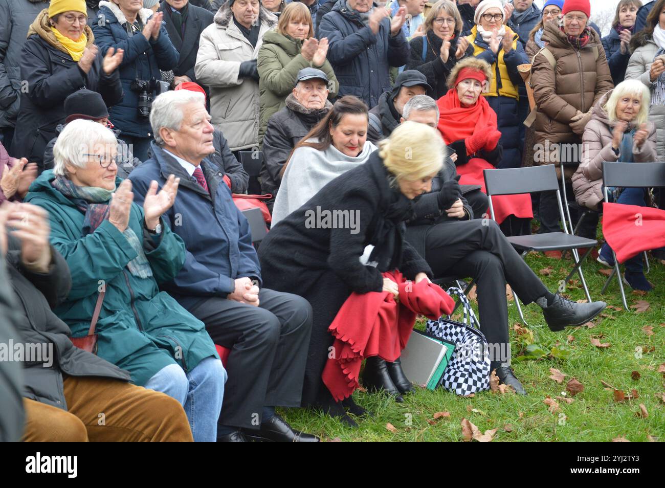 Potsdam, Deutschland - 10. November 2024 - 35 Jubiläumsfeier zur Eröffnung der Glienicker Brücke mit dem ehemaligen Bundespräsidenten Joachim Gauck. (Foto: Markku Rainer Peltonen) Stockfoto