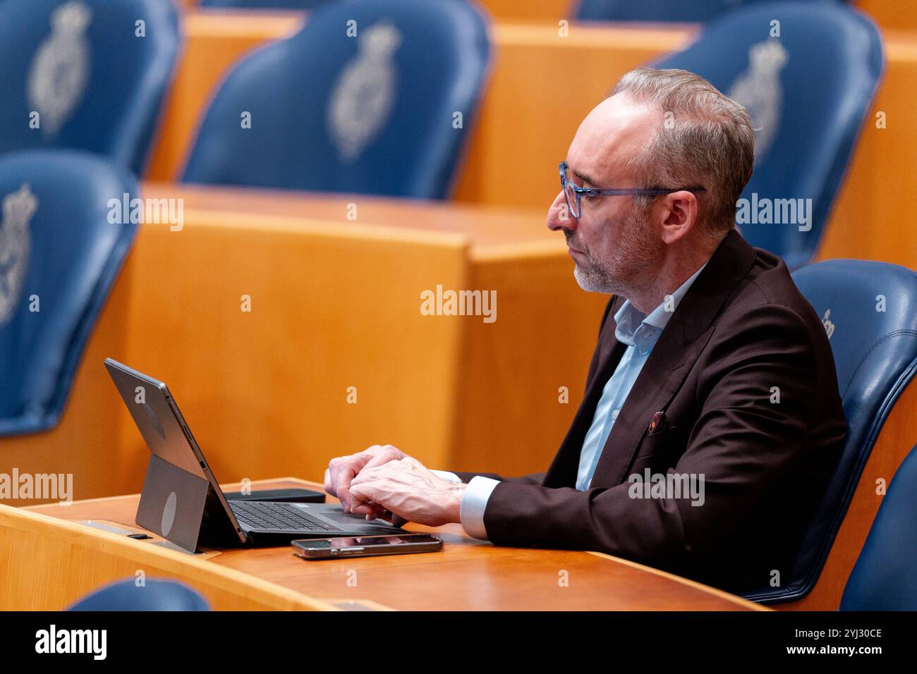 12. NOVEMBER 2024 Niederländisch Tweede Kamer Plenardebatte DEN HAAG, NIEDERLANDE - 12. NOVEMBER: Henk Vermeer BBB während der Plenardebatte im Tweede Kamer am 12. November 2024 in den Haag, Niederlande. Den Haag Tweede Kamer Niederlande Inhalte können nicht direkt oder indirekt über Dritte in den Niederlanden weiterverbreitet werden. Copyright: XJohnxBeckmannx Stockfoto