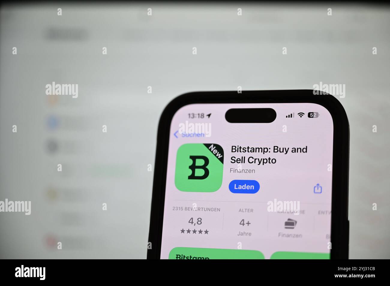 Deutschland - 12. November 2024: Bitstamp App am Telefon Stockfoto