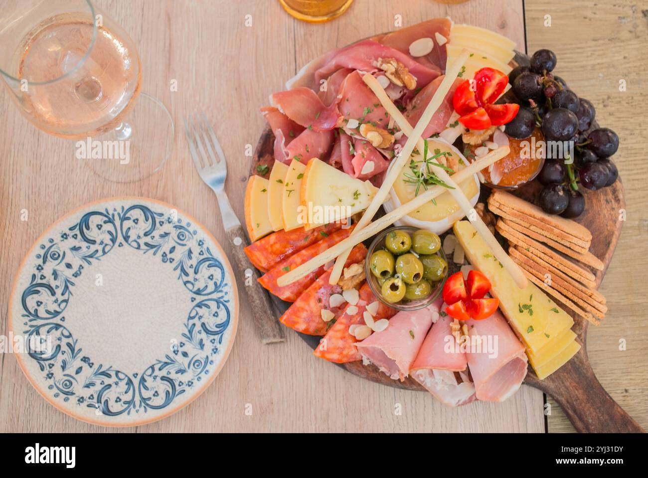 Portugiesische Wurstplatte mit Schinken, verschiedenen Käsesorten und Brot, direkt darüber Stockfoto