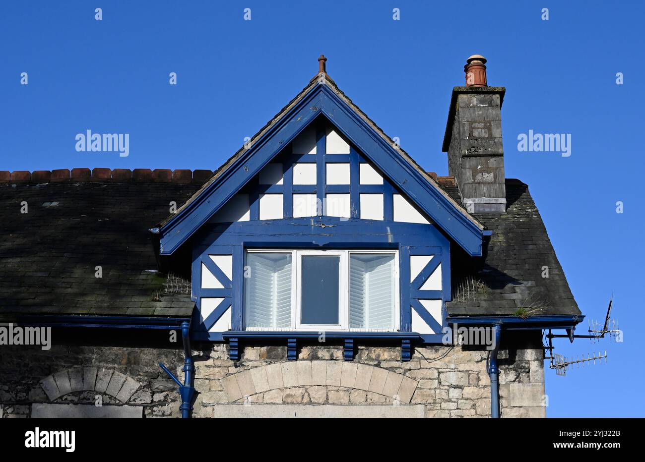 Haus mit blau-weiß lackiertem Giebelende (Detail). 12 Beast Banks, Kendal, Cumbria, England, Vereinigtes Königreich, Europa. Stockfoto