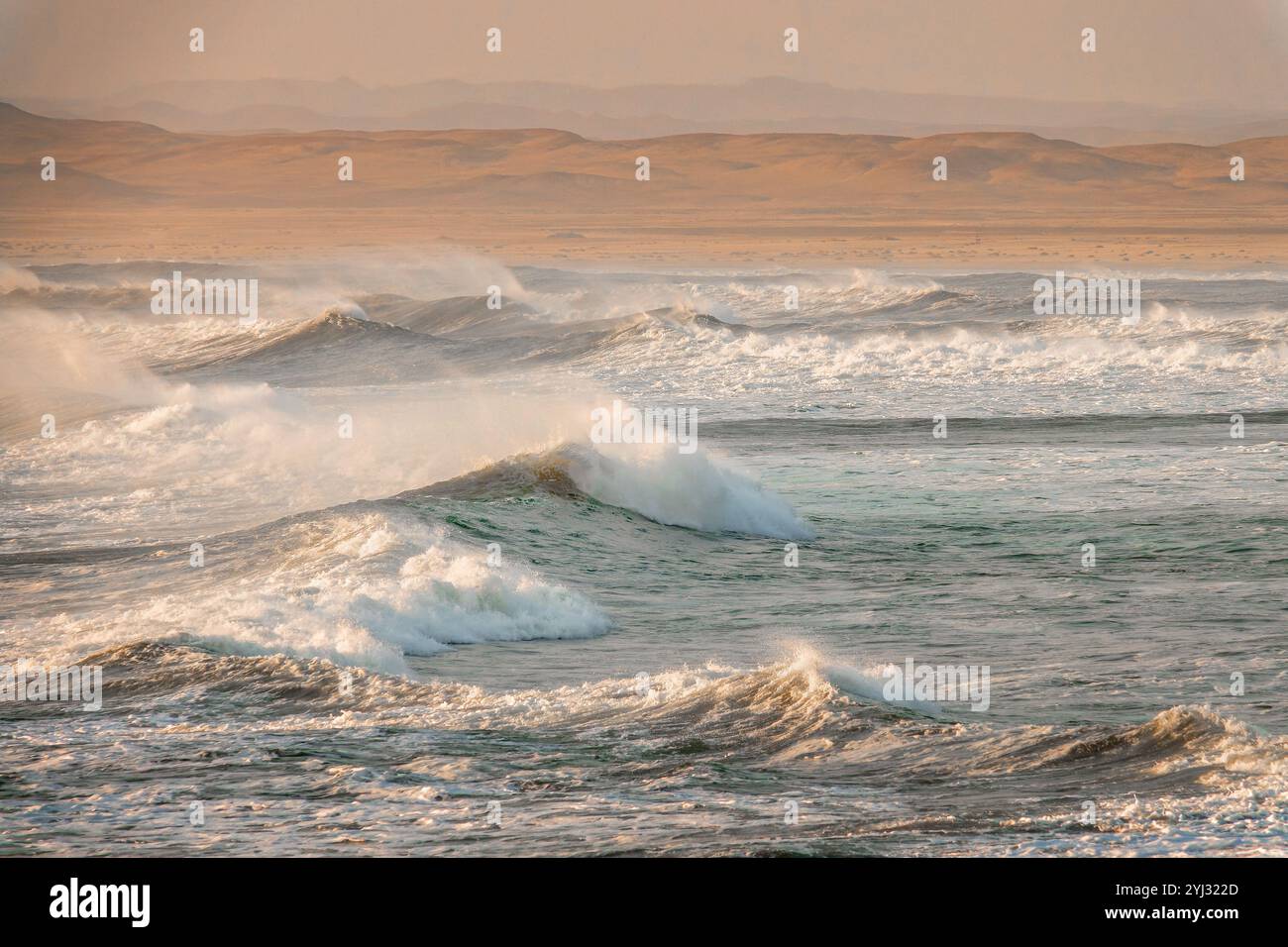 Wellen des Atlantiks und Sanddünen in der Nähe von Swakopmund, Skeleton Coast, Namibia Stockfoto