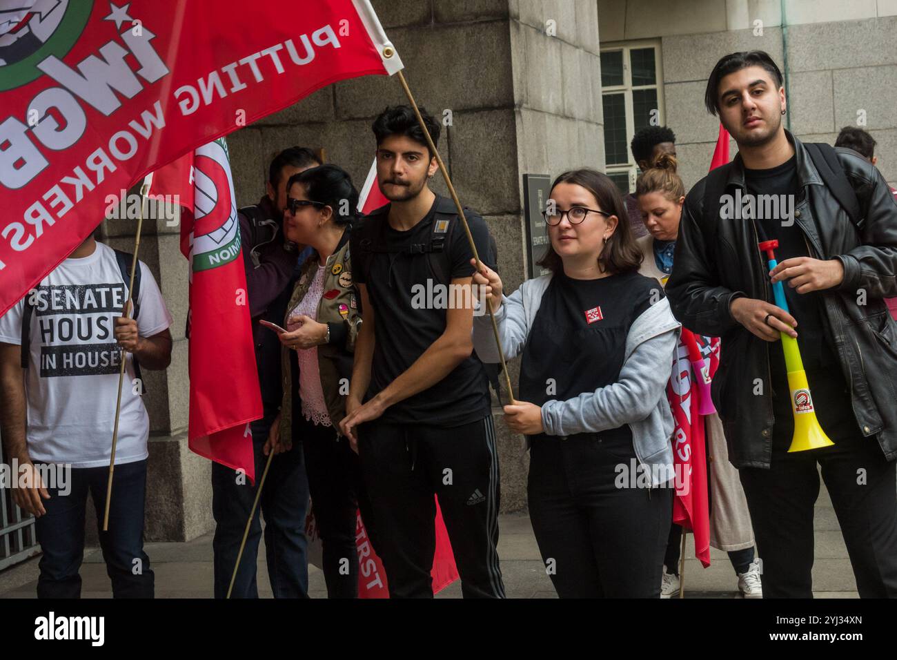 London, Großbritannien. September 2017. Ein Sicherheitsmann sagt, dass die Demonstranten die Lobby des Birkbeck College verlassen müssen, wo sie einen lauten Protest abhalten. Zu den Arbeitnehmern gehören Sicherheitspersonal, das seit 2011 nicht die versprochenen Gehaltserhöhungen erhalten hat, um die Unterschiede aufrechtzuerhalten. Der laute Protest an der Universität mit anderen prekären Arbeitern kam nach einem Marsch von einem frühen Morgen "Ende prekärer Arbeit!" An dem Tag, an dem Uber gegen die Entscheidung, dass ihre Fahrer Arbeiter sind, Berufung eingelegt hat Stockfoto