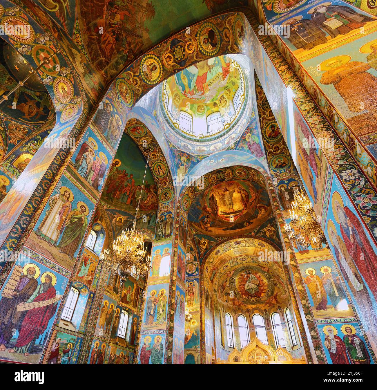 ST. PETERSBURG, Russland FEDERATION - Juni 29:Interior der Kirche Erlöser auf vergossenen Blutes. Bild nimmt in Sankt-Petersburg, im Inneren der Kirche Erlöser auf Sp Stockfoto ST. PETERSBURG, Russland FEDERATION - Juni 29:Interior der Kirche Erlöser auf vergossenen Blutes. Bild nimmt in Sankt-Petersburg, im Inneren der Kirche Erlöser auf Sp Stockfoto