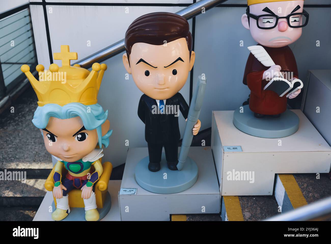 Farbenfrohe Zeichentrickfiguren zieren die Stufen in Hongkong und halten mit ihren skurrilen Designs und ihrer verspielten Präsenz den lebendigen Geist der Stadt fest. Stockfoto