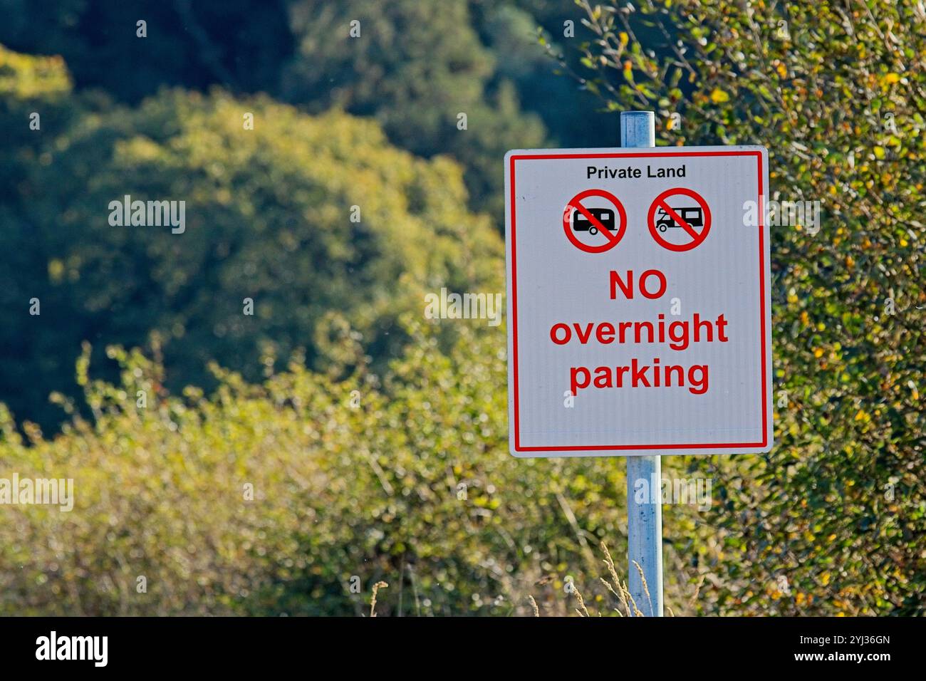 Schild mit Hinweis auf privatem Grundstück kein Parkplatz über Nacht Stockfoto