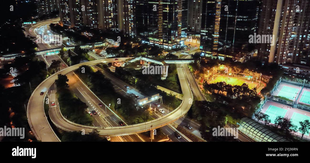 Ein atemberaubender Blick auf Hongkong bei Nacht mit hell beleuchteten Gebäuden, belebten Straßen und lebhaftem Stadtleben. Stockfoto