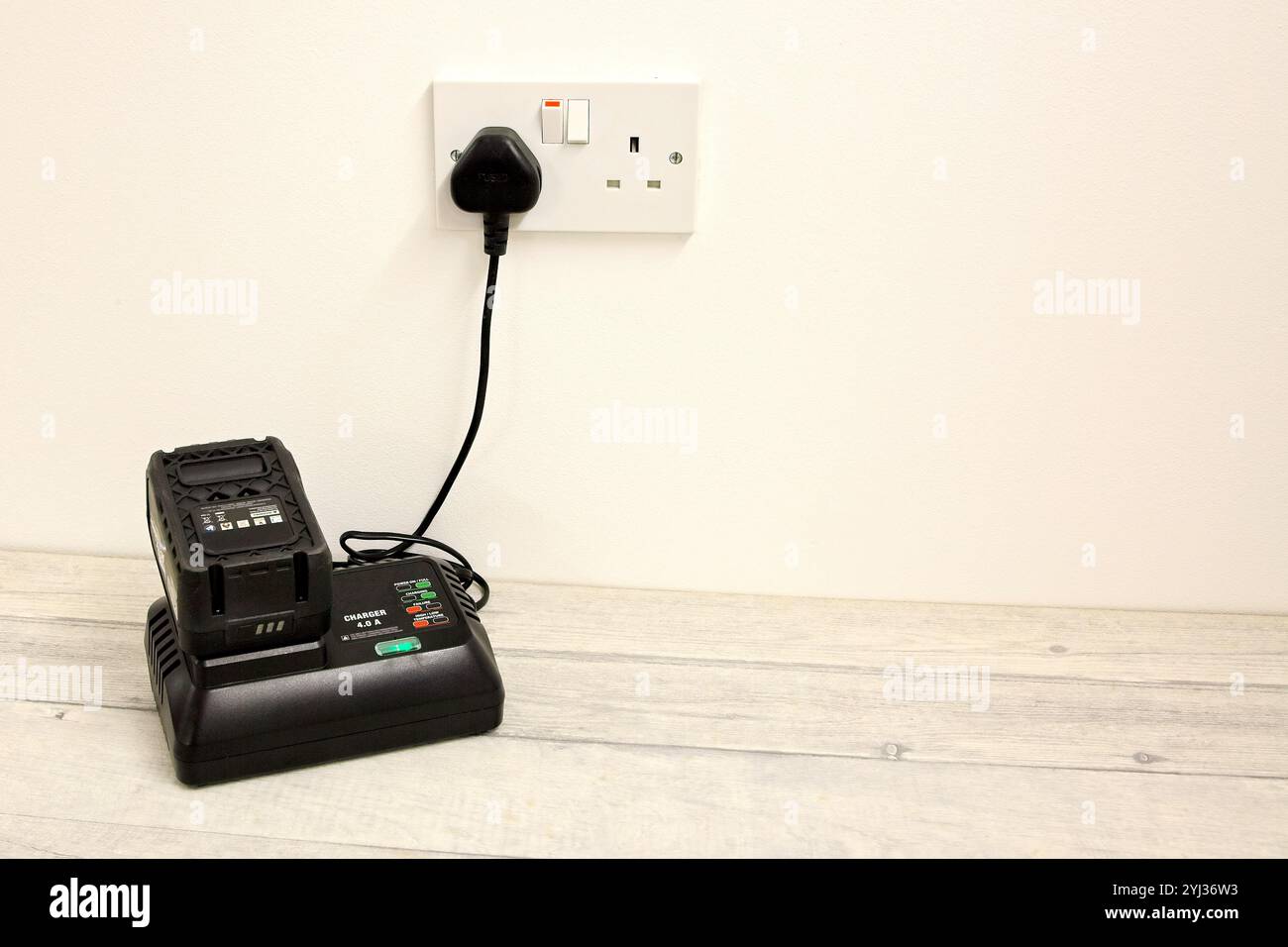 Battry Chager-Stecker in eine Steckdose zum Aufladen eines Battey Stockfoto