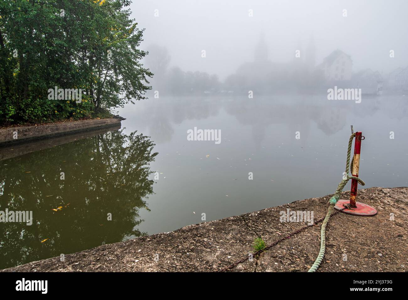 Herbstlicher Nebel am Fluss Stockfoto