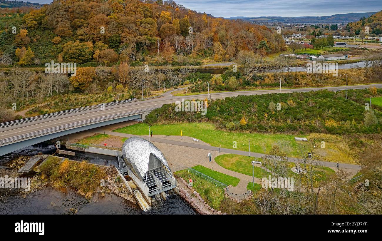 Hydro Ness Wasserkraftwerk am Ufer des Flusses Ness Schottland, der Holm Mills Bridge und herbstfarbenen Bäumen Stockfoto