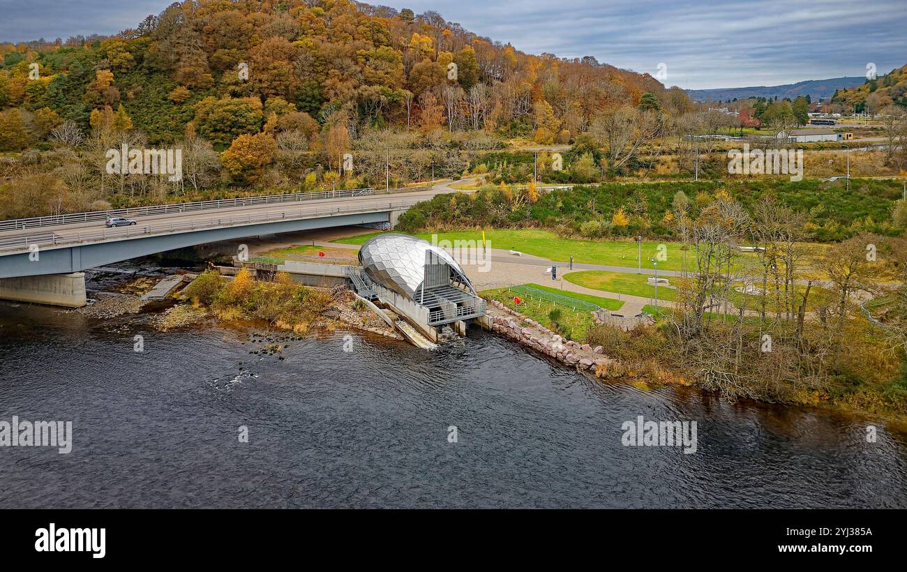 Hydro Ness Silver Wasserkraftwerk am Ufer des Flusses Ness Scotland Holm Mills Road Bridge und Hügel mit herbstlichen Bäumen Stockfoto