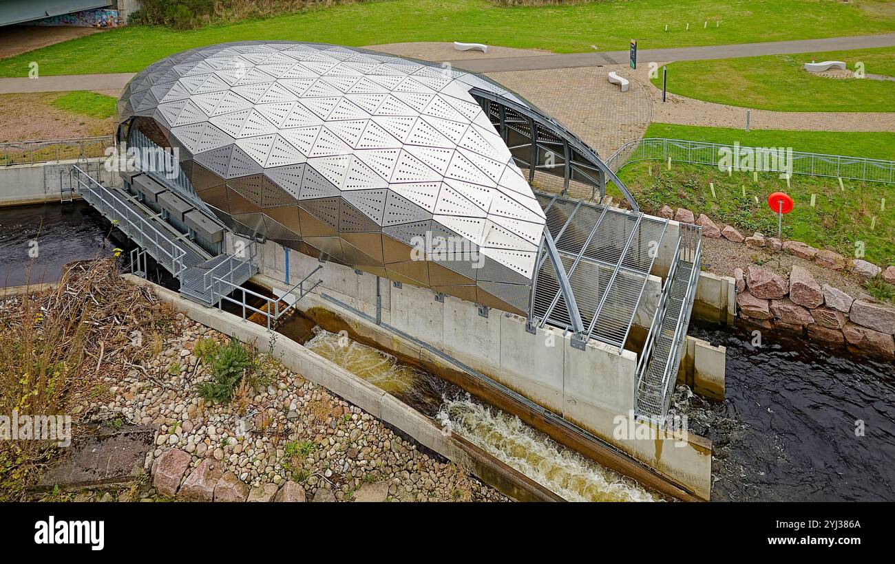 Hydro Ness der Wasserkraftgenerator am Ufer des Flusses Ness Schottland wurde aus 384 verschiedenen Edelstahlverkleidungen hergestellt Stockfoto