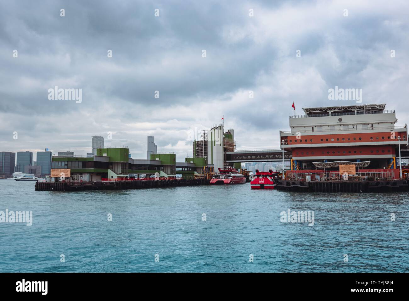 Fähren bereiten sich darauf vor, an einem bewölkten Tag vom Terminal in Hongkong in Richtung Macau zu fahren. Stockfoto