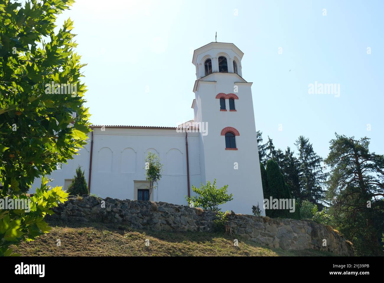 Das Klisura-Kloster von St. Kyrill und Methodius in der Nähe von Varshets, Bulgarien, ist ein wunderschöner Ort Stockfoto