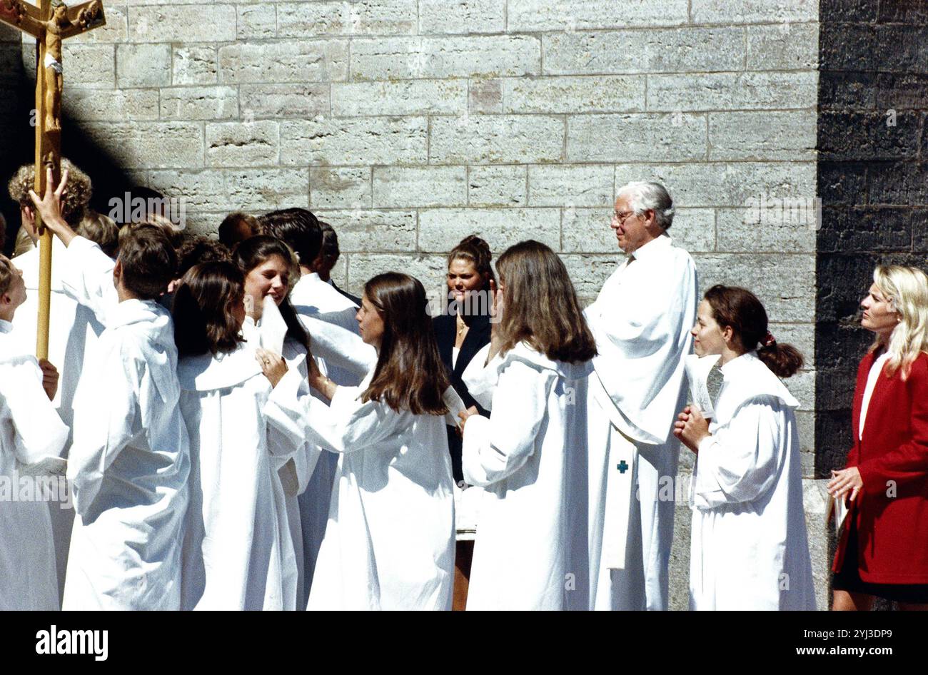 Prinz Carl Philipp, aus der schwedischen Königsfamilie, während seiner Konfirmation in der Abteikirche Vadstena, Schweden, 9. Juli 1994. Im Hintergrund: Victoria, Kronprinzessin von Schweden, Herzogin von Västergötland. Stockfoto