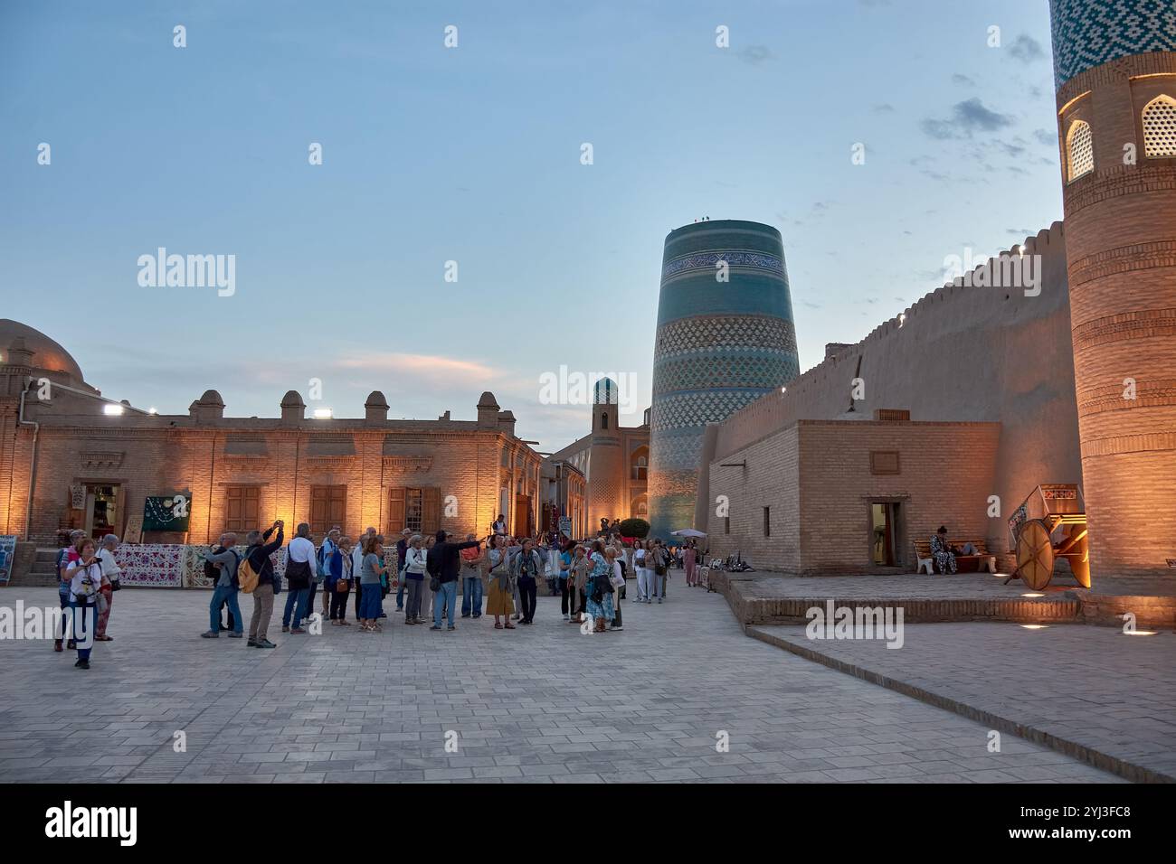 Chiwa, Usbekistan; 21. September 2024: Der historische zentrale Platz von Chiwa, Usbekistan, ein Schwerpunkt der antiken Architektur und Kultur der Stadt Stockfoto