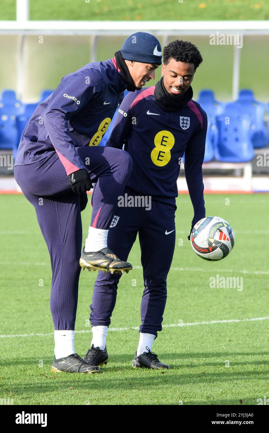 Burton Upon Trent, Großbritannien. November 2024. Der englische Mittelfeldspieler Jude Bellingham und der englische Mittelfeldspieler Angel Gomes lächeln am 13. November 2024 im St. George's Park, Burton upon Trent, England, Vereinigtes Königreich Credit: Every Second Media/Alamy Live News Stockfoto