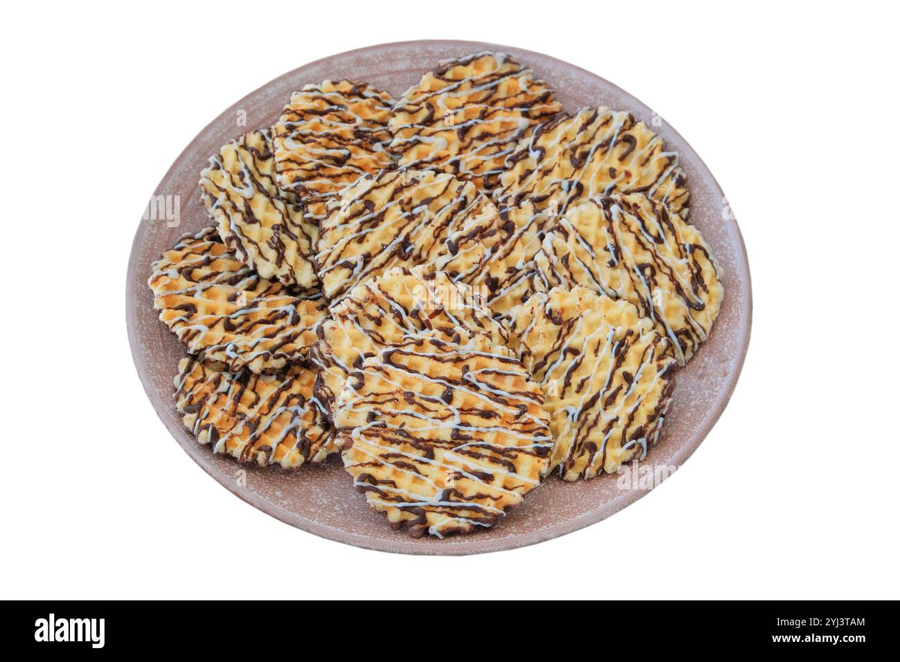 Romantische Schokoladenwaffeln auf Keramikplatte. Isolieren auf weißem Hintergrund. Goldener süßer Keks. Stockfoto
