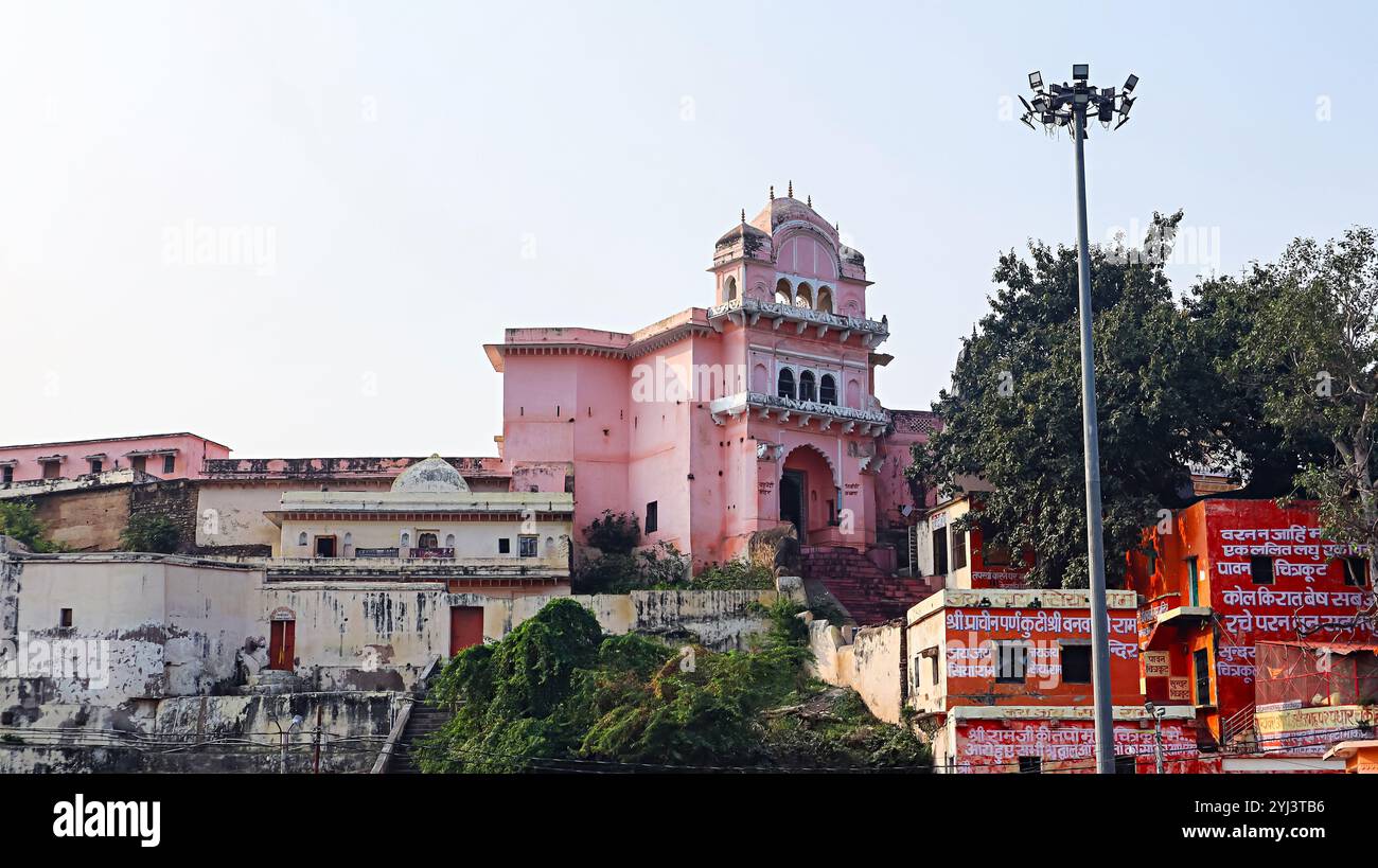 Blick auf RAM Ghat mit Fähren auf dem Mandakini River, in Chitrakoot, Satna, Madhya Pradesh, Indien. Stockfoto