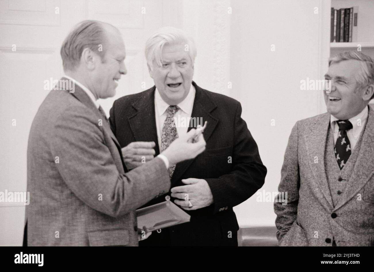 Präsident Gerald Ford trifft sich mit Tip O'Neill und seinem Freund im Weißen Haus, Washington, D.C. USA. 6. Februar 1975 Stockfoto