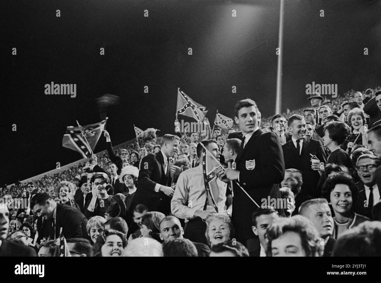 Integration. Vintage-Foto von Studenten der Missouri University mit Konföderierten Flaggen. USA. 29. September 1969. Stockfoto
