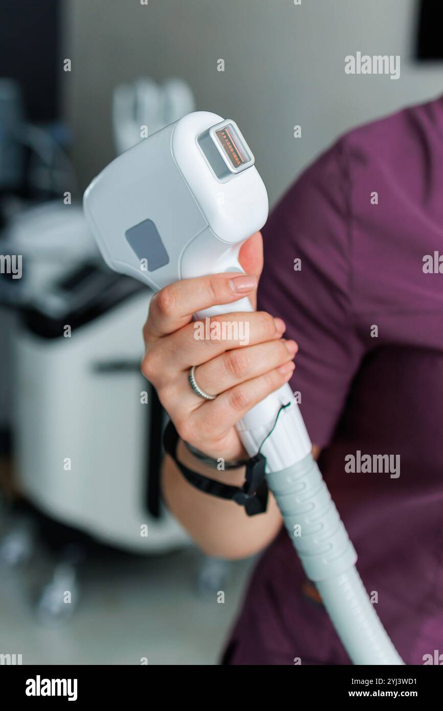 Moderne Apparate zur Laserepilierung des Körpers. Haarentfernungsgerät. Stockfoto