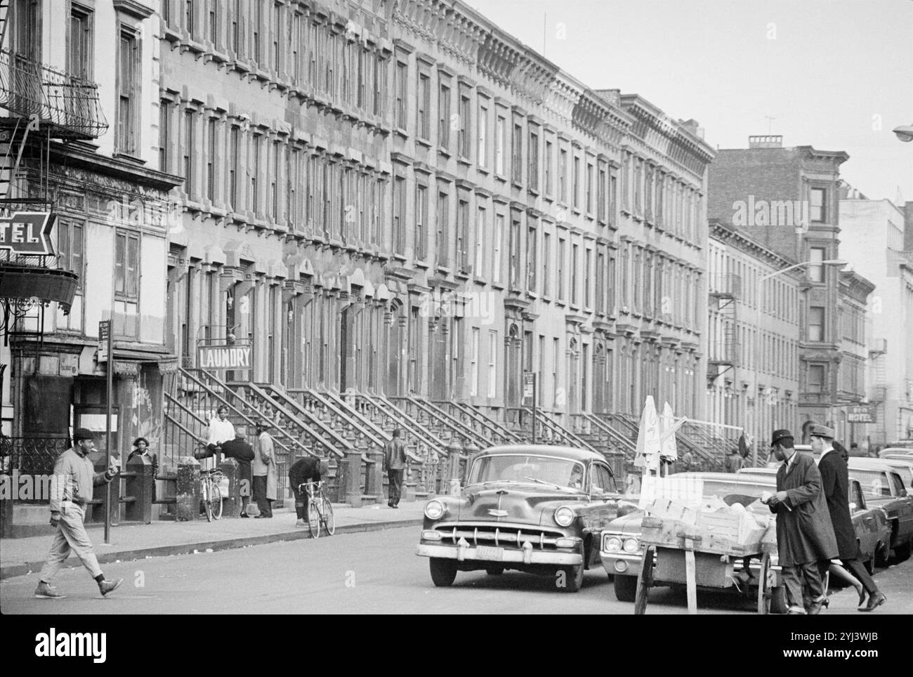 Vintage-Foto von Reihenhäusern entlang einer Straße in Harlem, New York City. USA. April 1967 Stockfoto