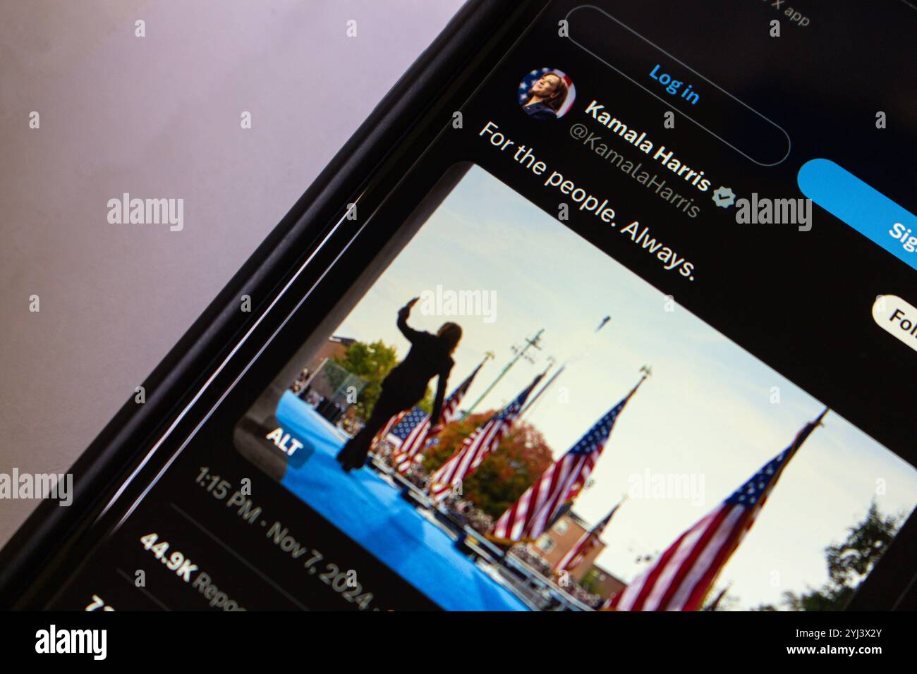 Kamala Harris X-Post, zeigt sie mit US-Flaggen und Bildunterschrift für die Menschen. Immer', Dankbarkeit und Engagement trotz Wahlniederlage zum Ausdruck bringen Stockfoto