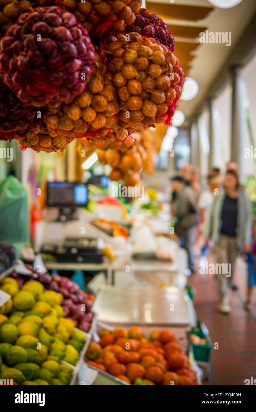 Funchal, Madeira, Portugal, 7. November 2024: Menschen, die Obst und Gemüse auf dem Mercado dos Lavradores kaufen, Bauernmarkt in Funchal, Stockfoto